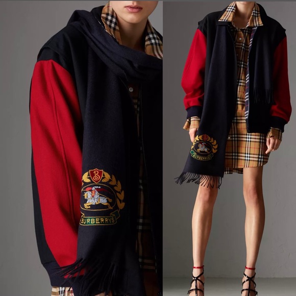 Burberry Classic Cashmere Scarf with Archive Logo - Picture 3 of 12